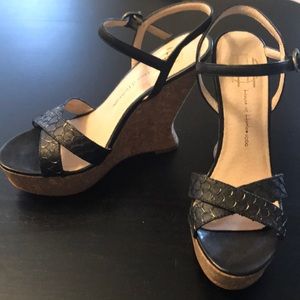 House of Harlow black cork wedge in 6.5